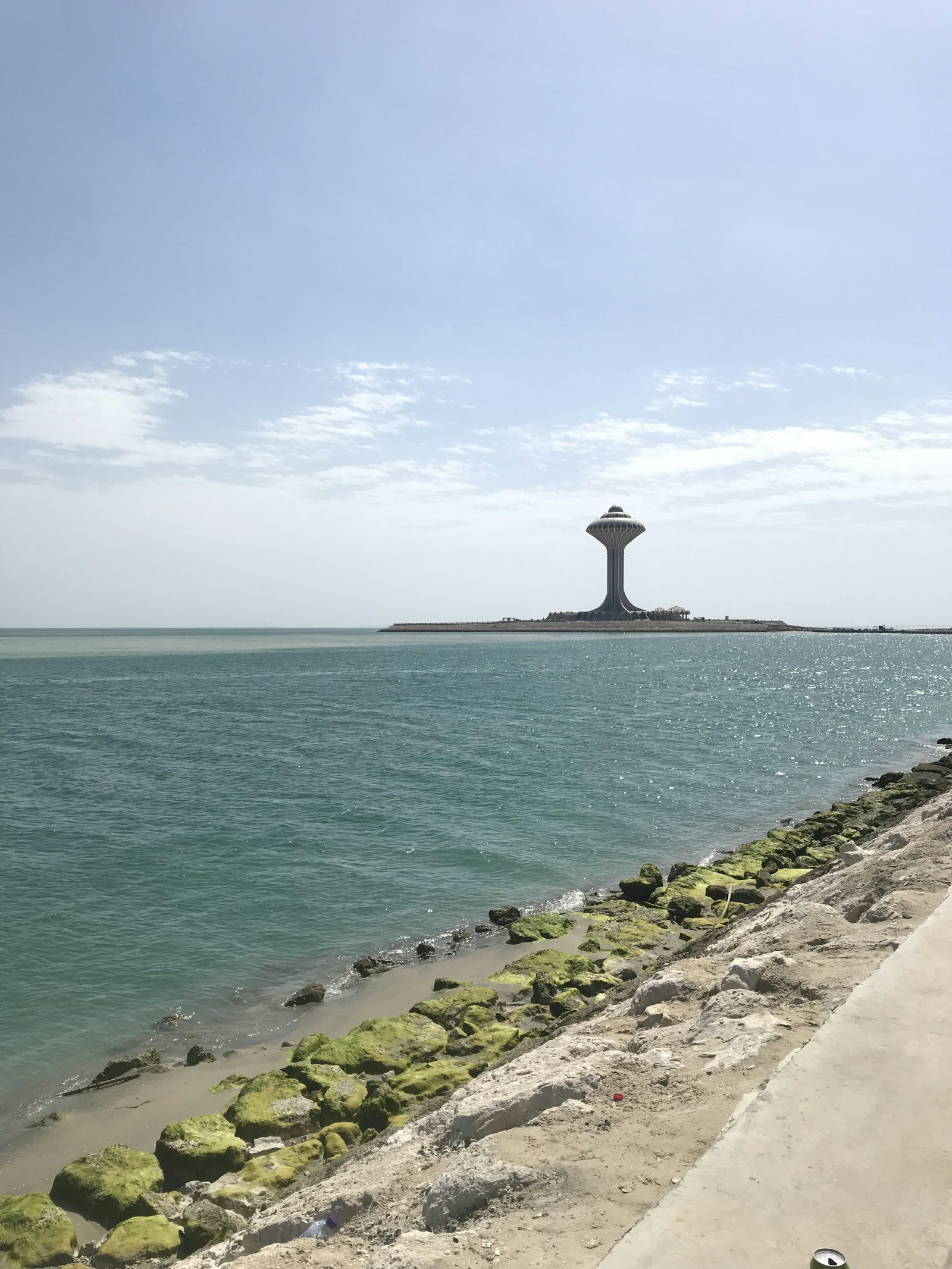 قارب في الخليج العربي عند الغروب